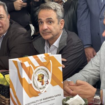 Επίσκεψη-του-Πρωθυπουργού-στη-Μαρώνεια-–-Υποδοχή-από-τον-Δήμαρχο-Μαρωνείας-Σαπών