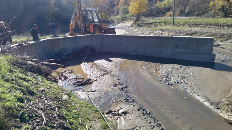 Ροδόπη:-Αποκατάσταση-ζημιών-οδικού-δικτύου-στον-ορεινό-όγκο-από-συνεργεία-της-ΠΑΜΘ-(φωτος)