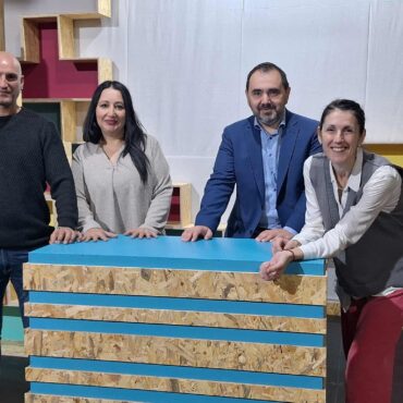 Συνέντευξη-Τύπου-του-ΔΗΠΕΘΕ-Κομοτηνής-για-την-νέα-παιδική-παράσταση-του-Άγγελου-Αγγέλου-και-της-Έμης-Σίνη-με-τίτλο-«Πουπουλapp»-(video)