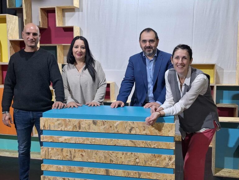 Συνέντευξη-Τύπου-του-ΔΗΠΕΘΕ-Κομοτηνής-για-την-νέα-παιδική-παράσταση-του-Άγγελου-Αγγέλου-και-της-Έμης-Σίνη-με-τίτλο-«Πουπουλapp»-(video)