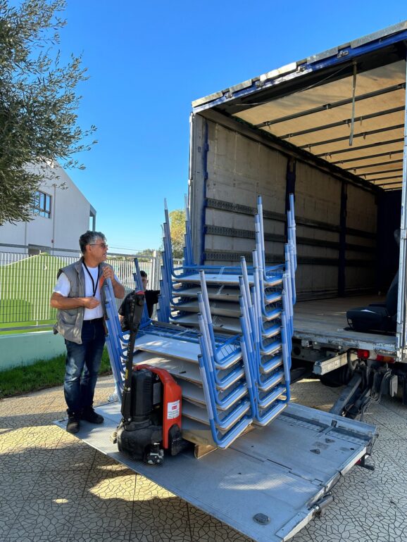 Στο-Γυμνάσιο-και-Λύκειο-Ιάσμου-παραδόθηκαν-νέα-θρανία-και-καρέκλες