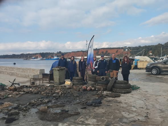 Δήμος-Μαρώνειας-Σαπών-και-isea-πραγματοποίησαν-καθαρισμό-του-Λιμανιού-Αγίου-Χαραλάμπους-Μαρώνειας