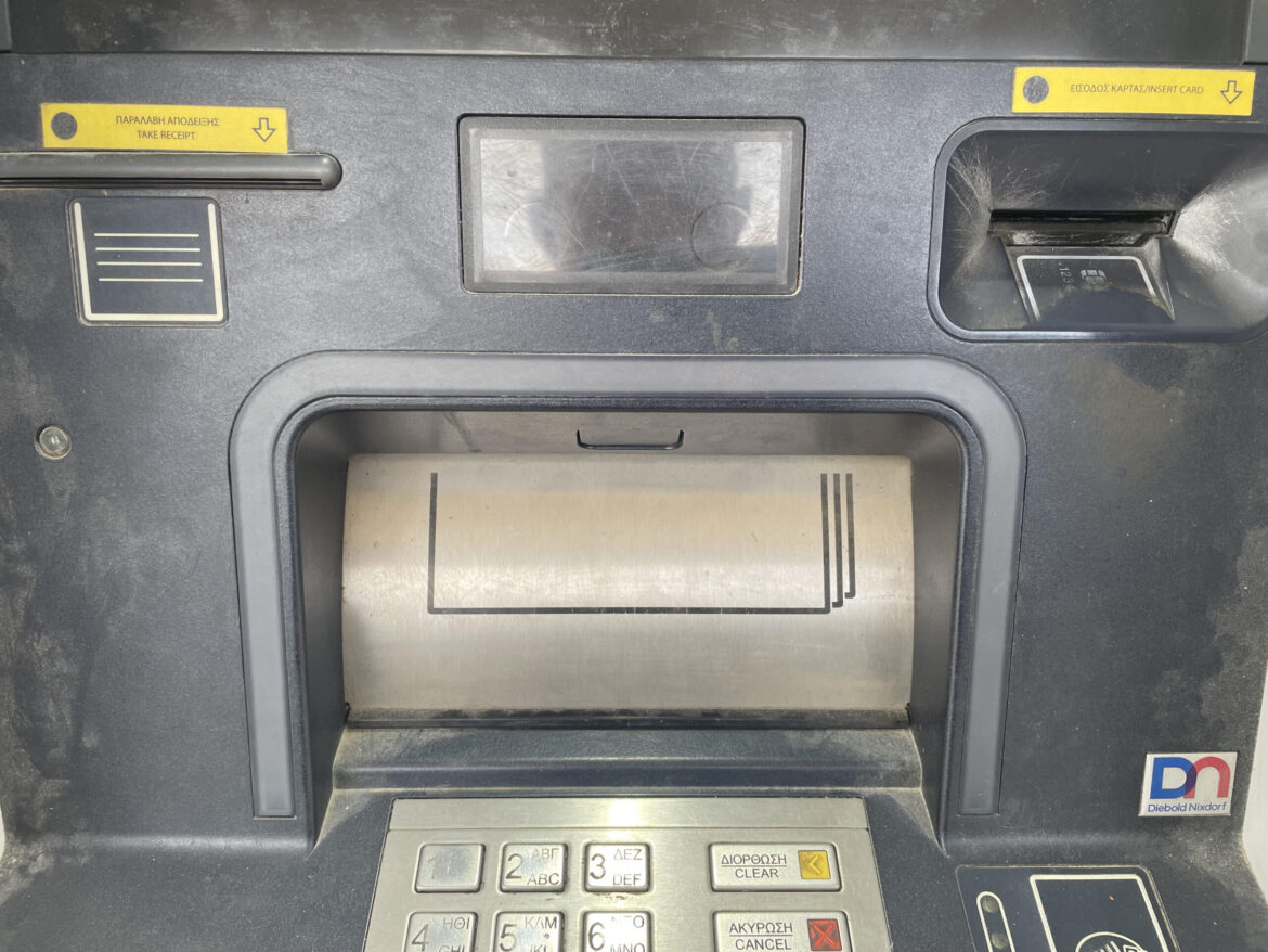 Όχι-μόνο-κλειστά,-αλλά-και-βρώμικα