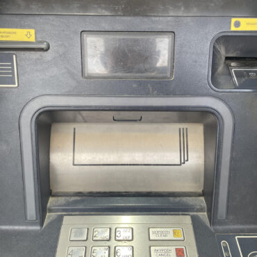 Όχι-μόνο-κλειστά,-αλλά-και-βρώμικα