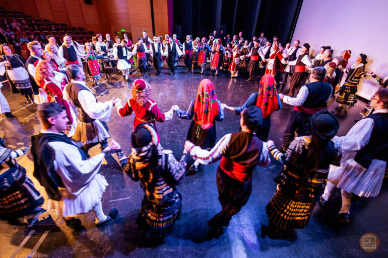 Με-επιτυχία-πραγματοποιήθηκε-η-αφιερωματική-εκδήλωση-“Ιστορούμε-Χορεύουμε-Τραγουδάμε”-στο-Μέγαρο-Μουσικής-Κομοτηνής-(φωτος)