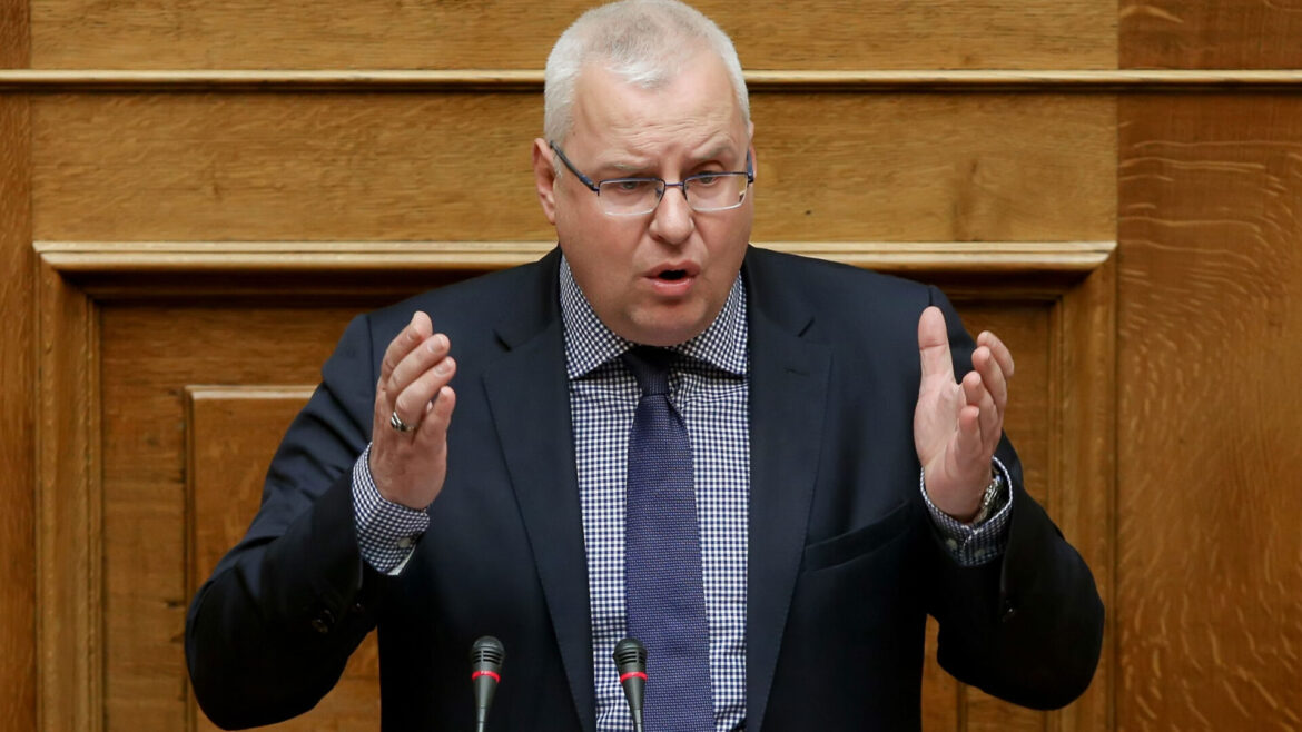 Ιλχάν-Αχμέτ-από-το-βήμα-της-Βουλής-για-τους-αγώνες-των-αγροτών