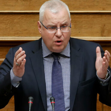 Ιλχάν-Αχμέτ-από-το-βήμα-της-Βουλής-για-τους-αγώνες-των-αγροτών