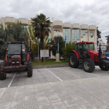 Κομοτηνή:-“Ή-μαζί-μας-ή-παραιτήσου”-είναι-το-σύνθημα-των-αγροτών-που-πάρκαραν-συμβολικά-τα-τρακτέρ-τους-έξω-από-την-ΠΑΜΘ-και-τα-γραφεία-βουλευτών-της-Ροδόπης