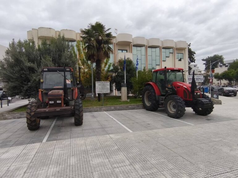 Κομοτηνή:-“Ή-μαζί-μας-ή-παραιτήσου”-είναι-το-σύνθημα-των-αγροτών-που-πάρκαραν-συμβολικά-τα-τρακτέρ-τους-έξω-από-την-ΠΑΜΘ-και-τα-γραφεία-βουλευτών-της-Ροδόπης