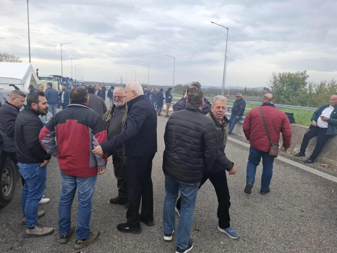 Στα-μπλόκα-της-Εγνατίας-Οδού-στη-Ροδόπη-ο-Ιλχάν-Αχμέτ-:-«Η-Ελλάδα-σύσσωμη-στηρίζει-τον-αγώνα-αγροτών-και-κτηνοτρόφων»