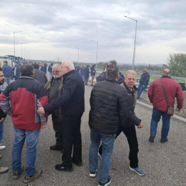 Στα-μπλόκα-της-Εγνατίας-Οδού-στη-Ροδόπη-ο-Ιλχάν-Αχμέτ-:-«Η-Ελλάδα-σύσσωμη-στηρίζει-τον-αγώνα-αγροτών-και-κτηνοτρόφων»