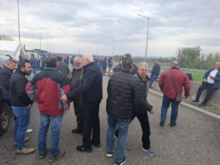 Στα-μπλόκα-της-Εγνατίας-Οδού-στη-Ροδόπη-ο-Ιλχάν-Αχμέτ-:-«Η-Ελλάδα-σύσσωμη-στηρίζει-τον-αγώνα-αγροτών-και-κτηνοτρόφων»