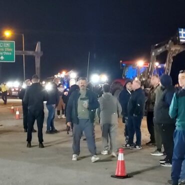 Από-το-τελωνείο-των-Κήπων-έως-τον-κόμβο-Αρδανίου-τα-σταθμευμένα-φορτηγά,-λόγω-των-αγροτικών-κινητοποιήσεων