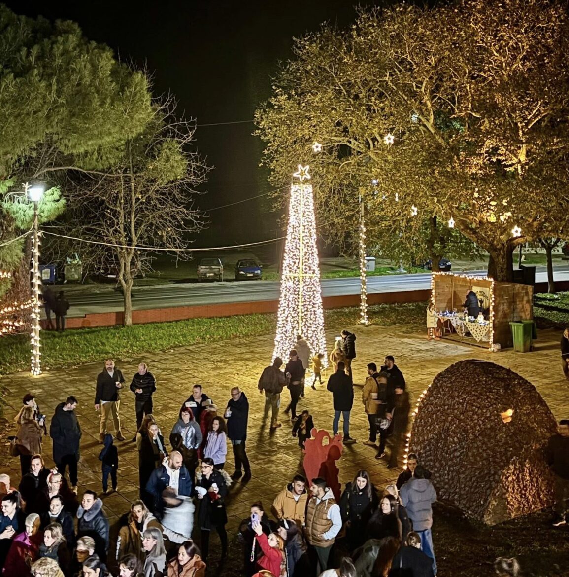 Ο-Δήμαρχος-Μαρώνειας-Σαπών-Απόστολος-Ιωάννου,-φωταγώγησε-το-Χριστουγεννιάτικο-Δένδρο-στις-Σάπες-(φωτος)