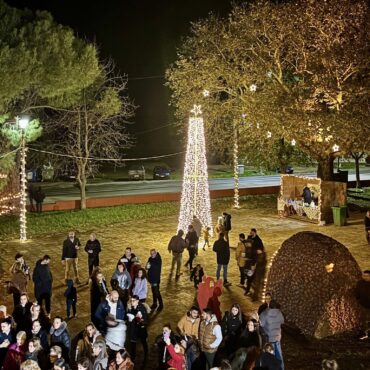 Ο-Δήμαρχος-Μαρώνειας-Σαπών-Απόστολος-Ιωάννου,-φωταγώγησε-το-Χριστουγεννιάτικο-Δένδρο-στις-Σάπες-(φωτος)