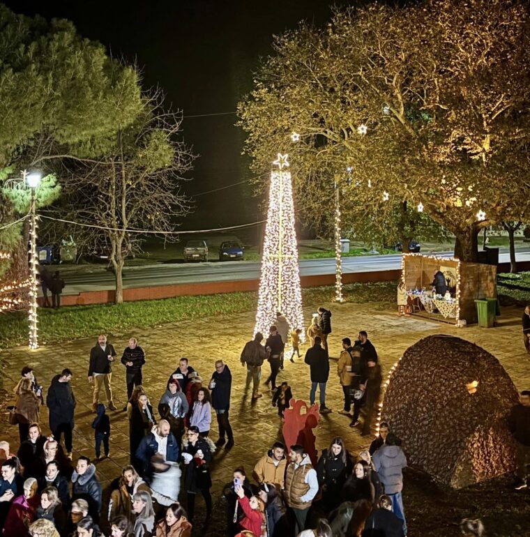 Ο-Δήμαρχος-Μαρώνειας-Σαπών-Απόστολος-Ιωάννου,-φωταγώγησε-το-Χριστουγεννιάτικο-Δένδρο-στις-Σάπες-(φωτος)