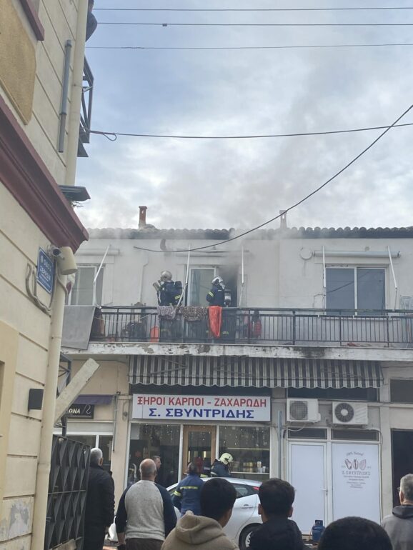 Φωτιά-σε-κεντρικό-δρόμο-της-Κομοτηνής