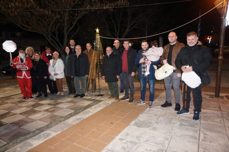 Ξεκίνησαν-οι-εκδηλώσεις-του-Δήμου-Κομοτηνής-στους-οικισμούς-του,-με-αρχή-το-άναμμα-Χριστουγεννιάτικου-Δένδρου-στο-Μεσοχώρι