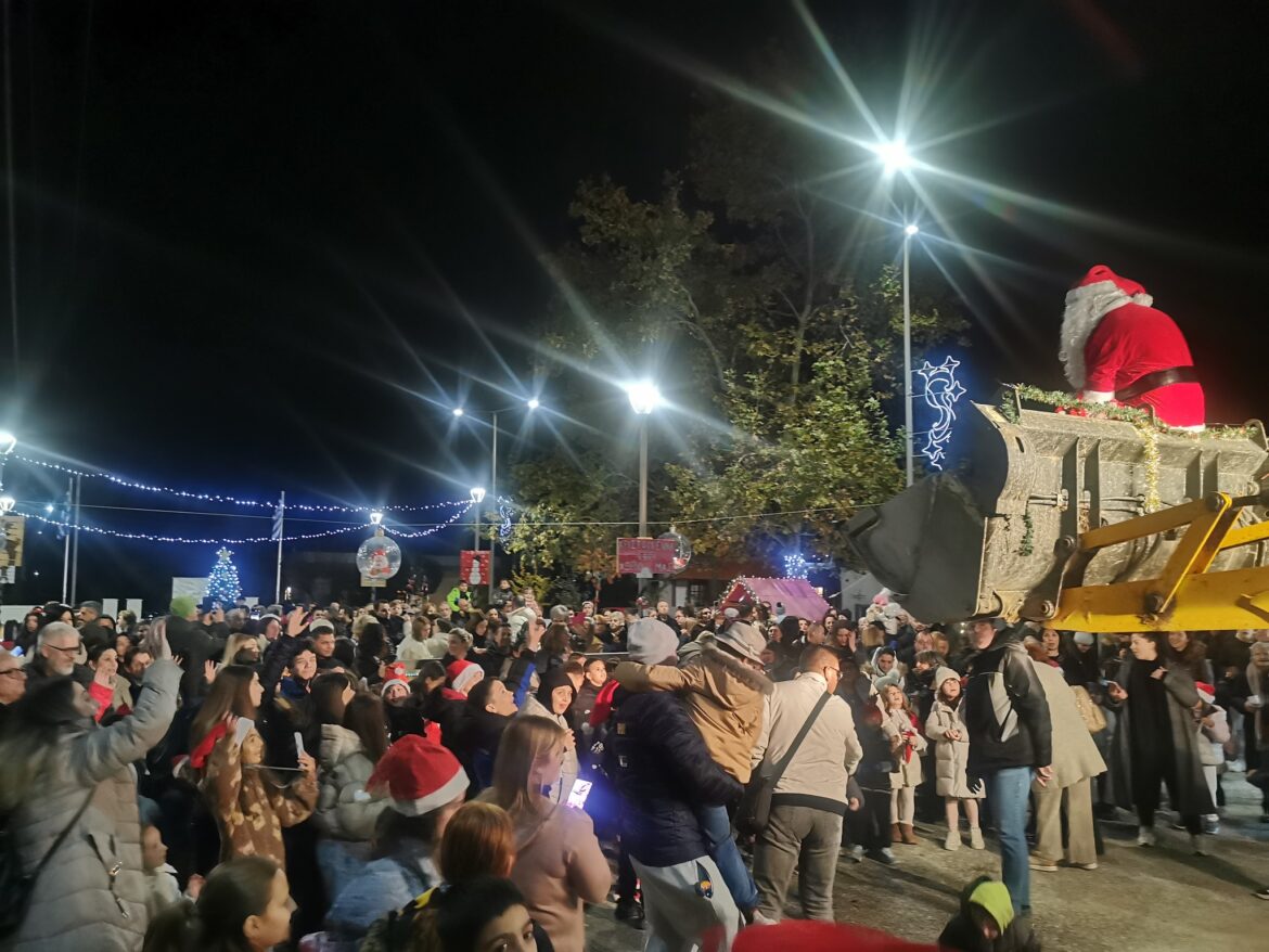 Ροδίτης-Κομοτηνής:-Εκδήλωση-φωταγώγησης-Χριστουγεννιάτικου-Δένδρου-Πάνω-σε-jcb-έφτασε-ο-Άγιος-Βασίλης-στην-πλατεία-του-χωριού!-(φωτος)