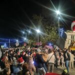 Ροδίτης-Κομοτηνής:-Εκδήλωση-φωταγώγησης-Χριστουγεννιάτικου-Δένδρου-Πάνω-σε-jcb-έφτασε-ο-Άγιος-Βασίλης-στην-πλατεία-του-χωριού!-(φωτος)