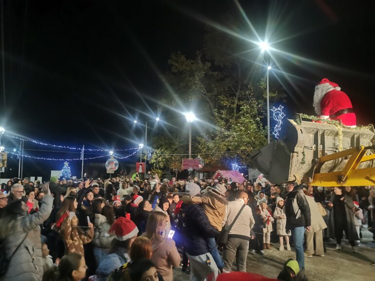 Ροδίτης-Κομοτηνής:-Εκδήλωση-φωταγώγησης-Χριστουγεννιάτικου-Δένδρου-Πάνω-σε-jcb-έφτασε-ο-Άγιος-Βασίλης-στην-πλατεία-του-χωριού!-(φωτος)