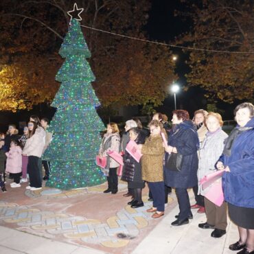 Δήμος-Κομοτηνής:-Φωταγώγηση-Χριστουγεννιάτικου-Δένδρου-στον-οικισμό-Αιγείρου-(φωτος)