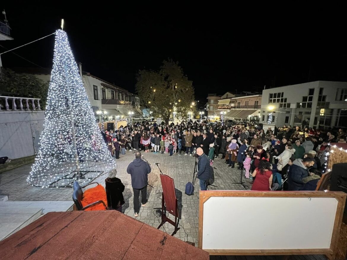 Δήμος-Μαρώνειας-Σαπών:-Φωταγώγηση-του-Χριστουγεννιάτικου-Δένδρου-στην-πλατεία-Ξυλαγανής-(φωτος)