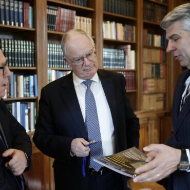 Στο-Προεδρικό-Μέγαρο-ο-Περιφερειάρχης-ΑΜΘ,-συνοδευόμενος-από-τον-Αντιπεριφερειάρχη-ΠΕ.-Καβάλας