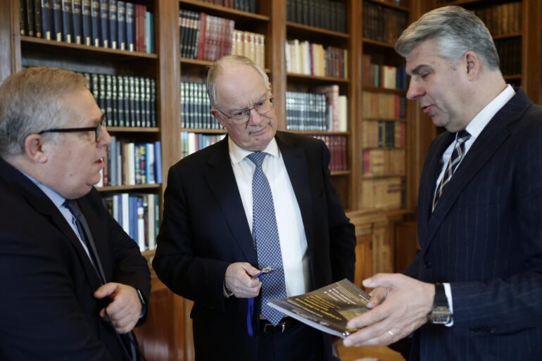 Στο-Προεδρικό-Μέγαρο-ο-Περιφερειάρχης-ΑΜΘ,-συνοδευόμενος-από-τον-Αντιπεριφερειάρχη-ΠΕ.-Καβάλας