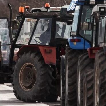 Συμβολική-διαμαρτυρία-από-αγρότες-και-κτηνοτρόφους-με-τρακτέρ-στην-κεντρική-πλατεία-της-Ξάνθης