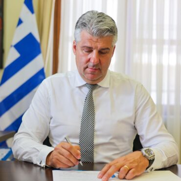 Ο-Περιφερειάρχης-Χριστόδουλος-Τοψίδης-υπέγραψε-σημαντική-απόφαση-ένταξης-στο-Πρόγραμμα-«ΑΜΘ-2021-2027»-–-Επανεκκίνηση-του-έργου-αναβάθμισης-του-Κέντρου-Υγείας-Σαμοθράκης-με-αυξημένο-προϋπολογισμό