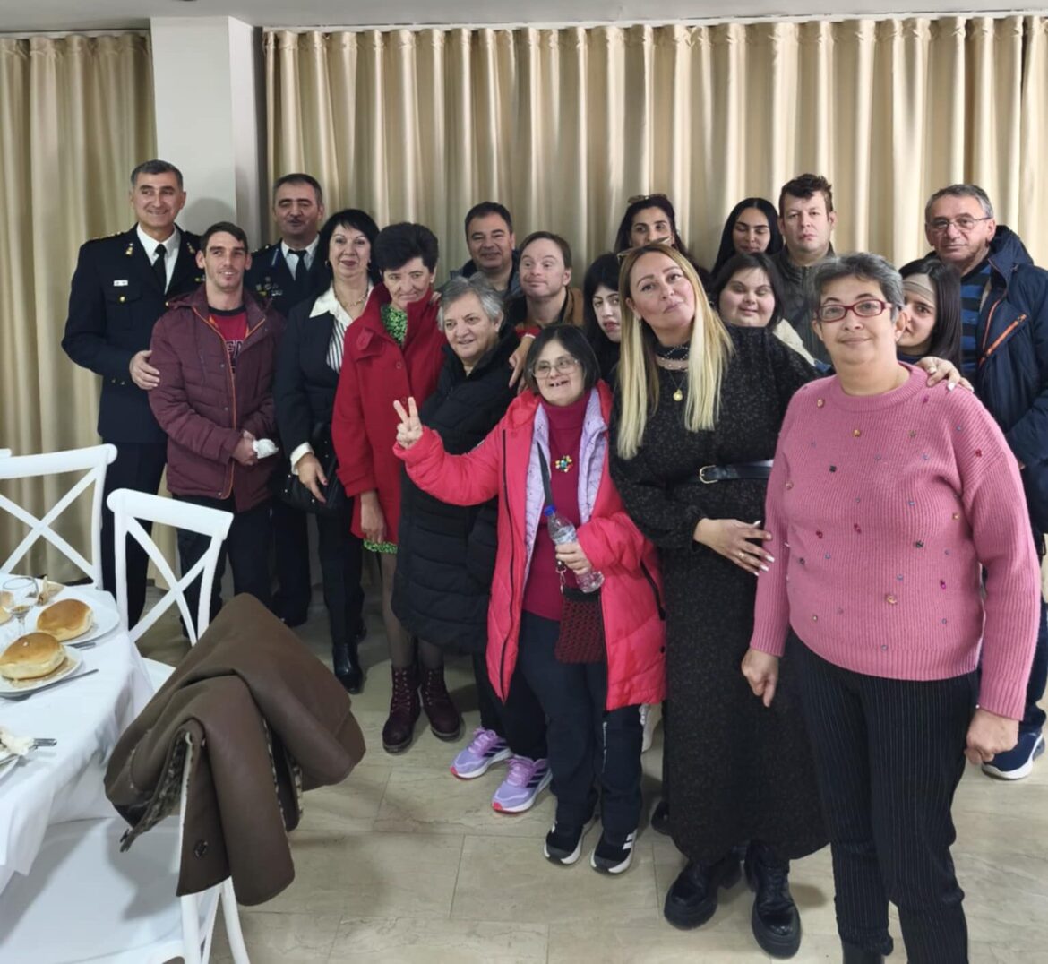 Ωφελούμενοι-του-Συλλόγου-“αξίΖΩ”-παραβρέθηκαν-σε-δεξίωση-του-Πυροσβεστικού-Σώματος-Κομοτηνής