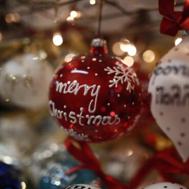 Σε-ισχύ-το-χριστουγεννιάτικο-ωράριο:-Ανοιχτά-τα-καταστήματα-και-τις-Κυριακές-21-και-28/12