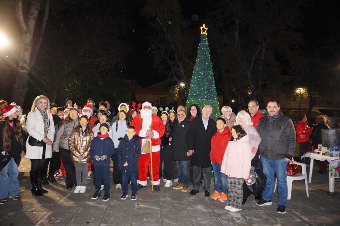 Δήμος-Κομοτηνής:-Φωταγήθηκε-το-Χριστουγεννιάτικο-Δέντρο-του-Νέου-Σιδηροχωρίου-(φωτος)