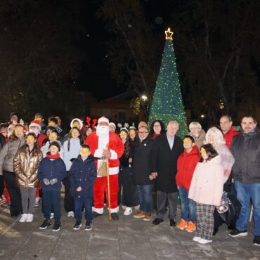 Δήμος-Κομοτηνής:-Φωταγήθηκε-το-Χριστουγεννιάτικο-Δέντρο-του-Νέου-Σιδηροχωρίου-(φωτος)