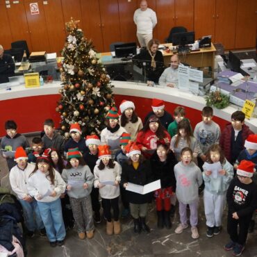 Τα-κάλαντα-έψαλλαν-στο-Δημαρχείο-Κομοτηνής-παιδιά-του-3ου-Δημοτικού-Σχολείου-της-πόλης-και-μέλη-του-Συλλόγου-“αξίΖΩ”-ΙΚΕ-(φωτος)