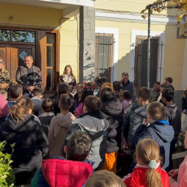 Κάλαντα-από-τους-μαθητές-του-Διαπολιτισμικού-Δημοτικού-Σχολείου-Ιάσμου