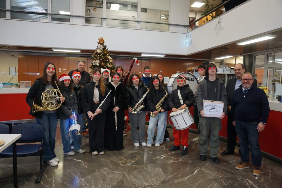 Κομοτηνή:-Κάλαντα-στο-Δημαρχείο-έψαλλαν-παιδιά-παιδικών-σταθμών-και-σχολείων,-καθώς-και-η-Χορωδία-Δημοτικών-Υπαλλήλων-Ροδόπης