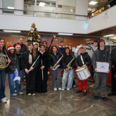 Κομοτηνή:-Κάλαντα-στο-Δημαρχείο-έψαλλαν-παιδιά-παιδικών-σταθμών-και-σχολείων,-καθώς-και-η-Χορωδία-Δημοτικών-Υπαλλήλων-Ροδόπης