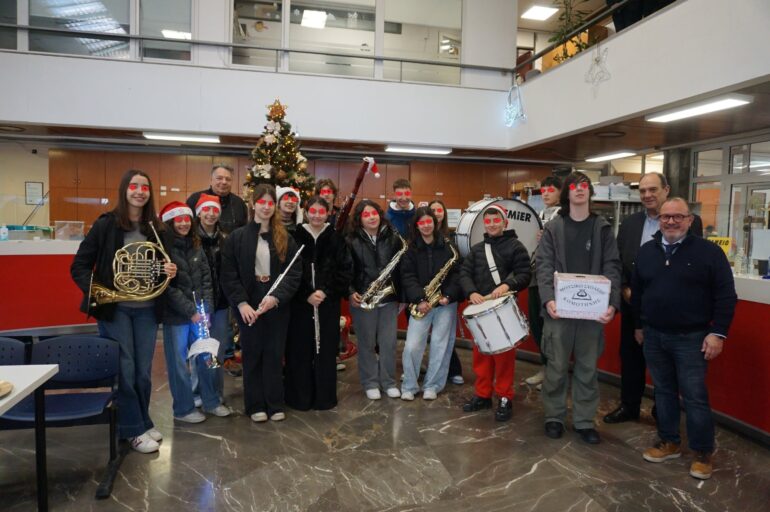 Κομοτηνή:-Κάλαντα-στο-Δημαρχείο-έψαλλαν-παιδιά-παιδικών-σταθμών-και-σχολείων,-καθώς-και-η-Χορωδία-Δημοτικών-Υπαλλήλων-Ροδόπης