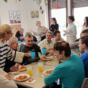 xριστουγεννιάτικη-γιορτή-για-τους-ωφελούμενους-και-το-προσωπικό-του-Συλλόγου-Μέριμνας-Ατόμων-με-Αναπηρία-Ν.-Ροδόπης-“αξίΖΩ”