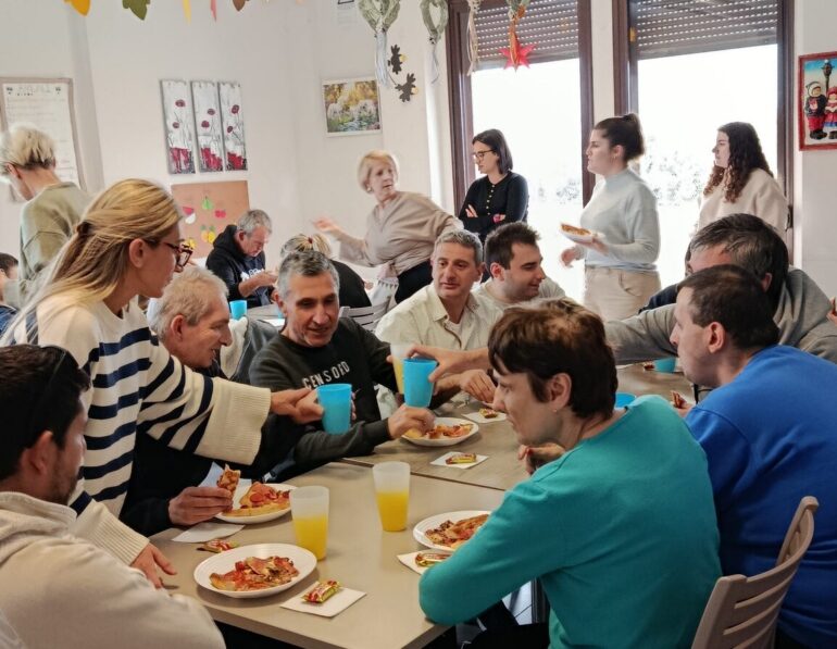 xριστουγεννιάτικη-γιορτή-για-τους-ωφελούμενους-και-το-προσωπικό-του-Συλλόγου-Μέριμνας-Ατόμων-με-Αναπηρία-Ν.-Ροδόπης-“αξίΖΩ”