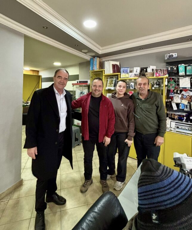 Στην-αγορά-των-Σαπών-για-ανταλλαγές-ευχών-ο-δήμαρχος-Απόστολος-Ιωάννου,-με-κλιμάκιο-δημοτικών-συμβουλων-(φωτος)