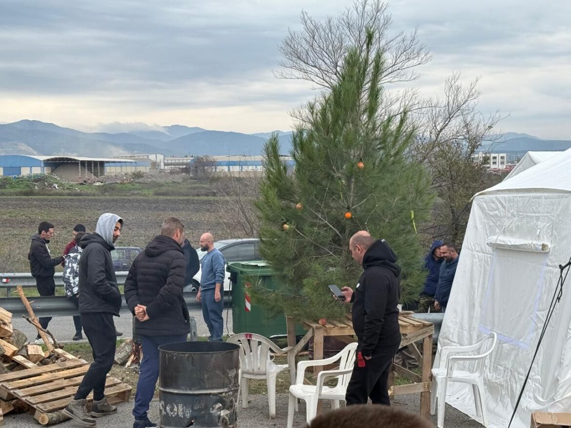 Χριστούγεννα-στα-μπλόκα-για-τους-αγρότες-–-Νέα-πανελλαδική-σύσκεψη-για-την-κλιμάκωση-των-κινητοποιήσεων