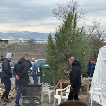 Χριστούγεννα-στα-μπλόκα-για-τους-αγρότες-–-Νέα-πανελλαδική-σύσκεψη-για-την-κλιμάκωση-των-κινητοποιήσεων