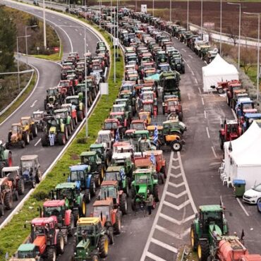 Συνεχίζεται-ο-ανυποχώρητος-αγώνας-στα-μπλόκα-αποφασισμένοι-και-ενωμένοι-(βίντεο)