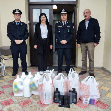 Οι-Αστυνομικές-Υπηρεσίες-στην-Ανατολική-Μακεδονία-και-τη-Θράκη-πραγματοποίησαν-εθελοντική-συγκέντρωση-διαφόρων-ειδών-τα-οποία-προσφέρθηκαν-σε-διάφορους-φορείς-και-ιδρύματα-στο-πλαίσιο-των-εορτών-των-Χριστουγέννων-και-του-Νέου-Έτους