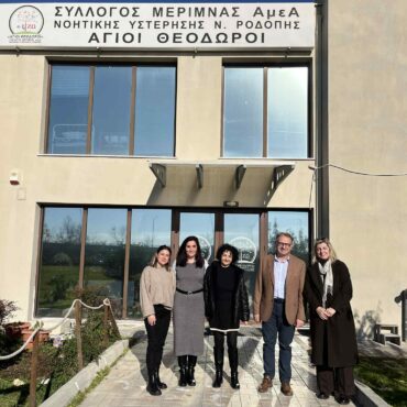 Επίσκεψη-και-προσφορά-δώρων-στους-ωφελούμενους-του-Συλλόγου-Μέριμνας-Ατόμων-με-Αναπηρίες-ΝΡοδόπης-“αξ’ιΖΩ”,-από-εκπροσώπους-της-ΟΕΒΕΣ-Ν.-Ροδόπης