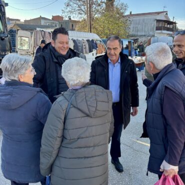 Την-αγορά-της-Ξυλαγανής-επισκέφτηκε-ο-Δήμαρχος-Μαρώνειας-Σαπών-Απόστολος-Ιωάννου,-την-παραμονή-της-Πρωτοχρονιάς-(φωτος)