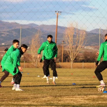 Πρώτη-προπόνηση-για-το-2026-για-τους-ποδοσφαιριστές-του-Πανθρακικού